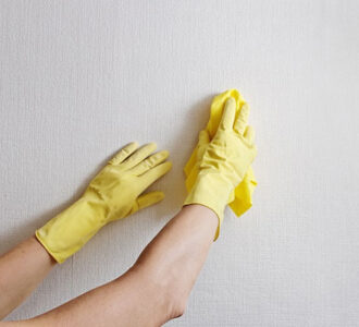 vệ sinh tường trước khi sơn
